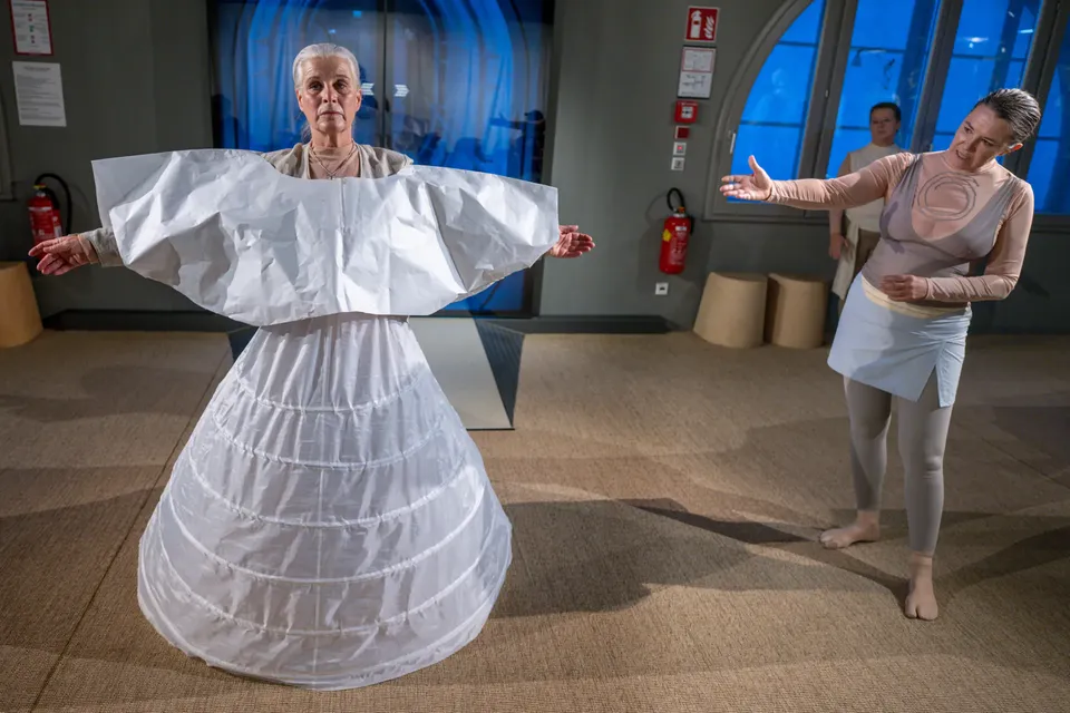 Szene aus ‚2073: Die neue Kolonie', Theater im Bahnhof Graz, Volkskundemuseum. Foto: Johannes Gellner“.