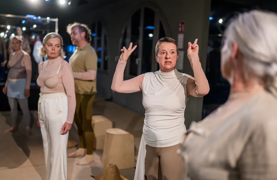Szene aus ‚2073: Die neue Kolonie', Theater im Bahnhof Graz, Volkskundemuseum. Foto: Johannes Gellner“.