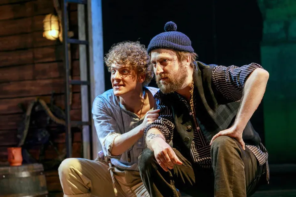 Niklas Doddo als Piet, Christian Strasser als Plemperbier (Foto: Rita Newman)
