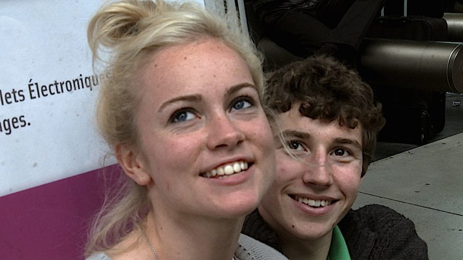 Eine blonde Frau und ein junger Mann im Film "Géographie Humaine" - Crossing Europe
