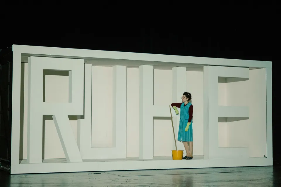 DIE ANKUNFT, Regie Jan Philipp Gloger - Volkstheater Wien