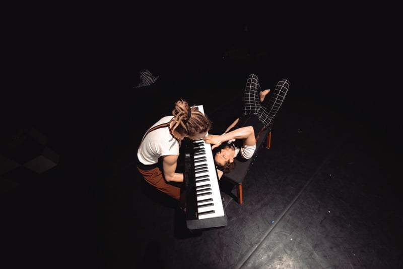 Akrobatik, Tanz, Live-Musik und eine große Menge an Humor