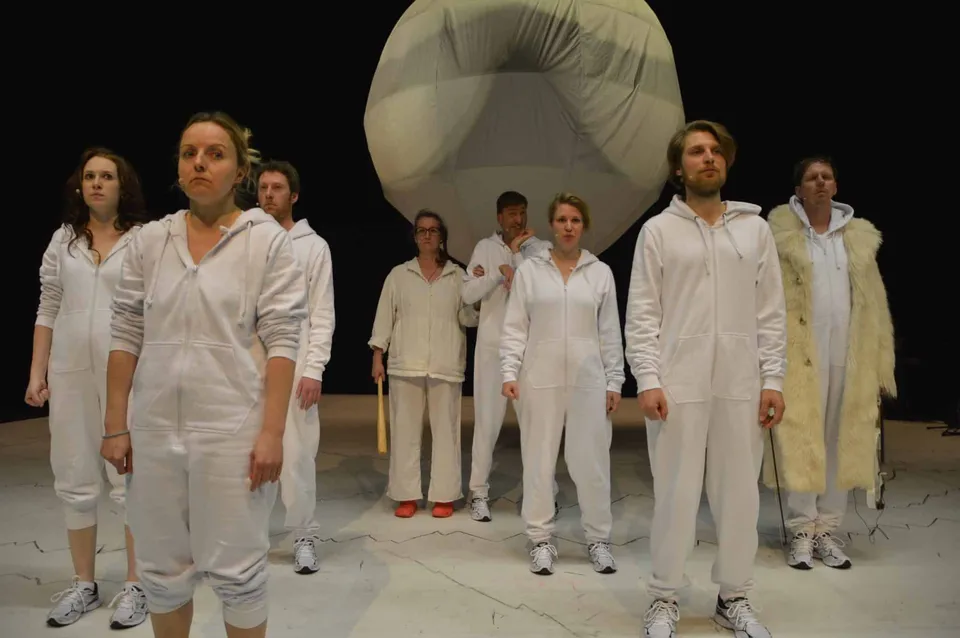 Riot dancer aktionstheater ensemble (c) Gerhard Breitwieser
