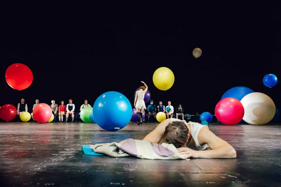 Bunte Luftballons und Weltuntergangsstimmung