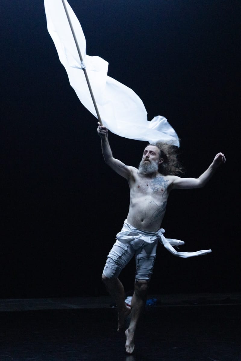 Manuel Pelmuș und Frédéric Gies, Tribute to Kurt Jooss’s „Green Table“ (2025), Tanzperformance, Foto: steirischer herbst / Johanna Lamprecht