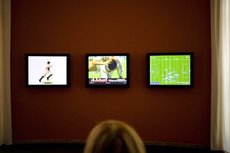 Farocki Documenta 12 - Bildschirme zum Thema Fussball