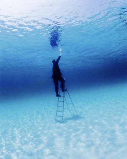 Philippe Ramette, Exploration rationnelle des fonds sous-marins : le contact, 2006, Farbfotografie, 150×120 cm ou 100×80 cm, collection particulière © Philippe Ramette © Adagp, Paris 2010