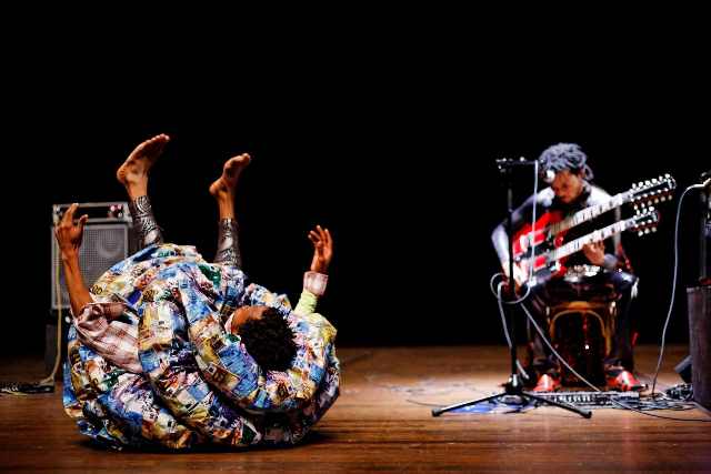 More more more future - mit Faustin Linyekula und Flamme Kapaya (c) Agathe Poupeney