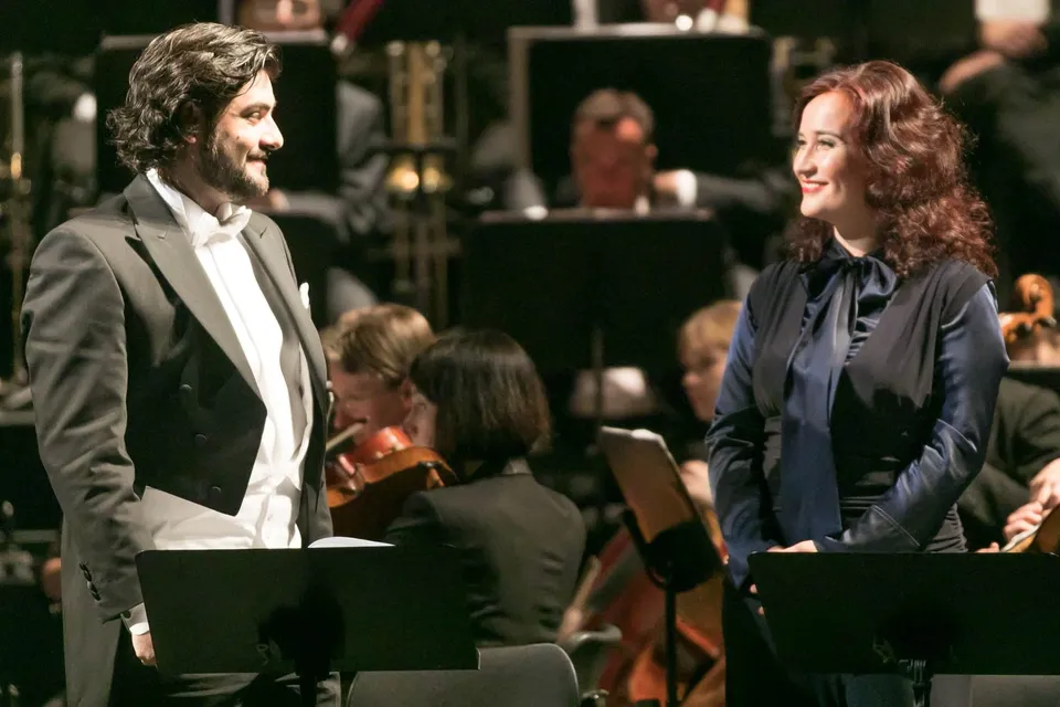 Ilker Arcayürek (Oberon) und Mareike Jankowski (Puck) – © Oliver Wolf
