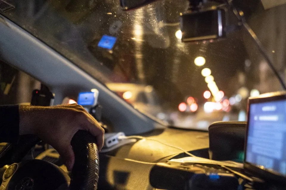Theater im Bahnhof, Hier War Ich Noch Nie – eine Taxichoreografie (Foto: Mathias Voelzke)