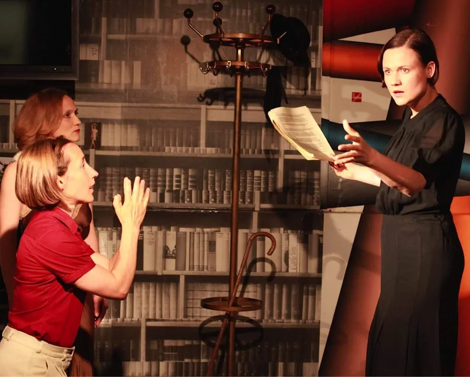 v.l.n.r. Ingala Fortange, Andrea Köhler und Julia Schranz in dem Stück Tramp´s Albtraum der Schlüterwerke (Foto: Schlüterwerke)