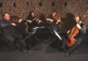 Vier Mosaiksteinchen ergeben ein vollständiges Bild