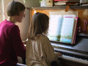 Kind lernt Klavierspielen (Foto: Rainer Sturm/pixelio.de)