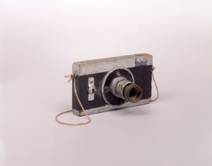 Leicafactice Saul STEINBERG, Sans titre (Leica factice), c. 1975, corde, bois et métal peints, 9,5 x 15,5 x 8 cm. Collection Fondation Henri Cartier-Bresson © Henri Cartier-Bresson/ Magnum  Photos © Henri Cartier-Bresson, ADAGP Paris 2009 © The Saul Steinberg Foundation/ARS, ADAGP Paris 2009