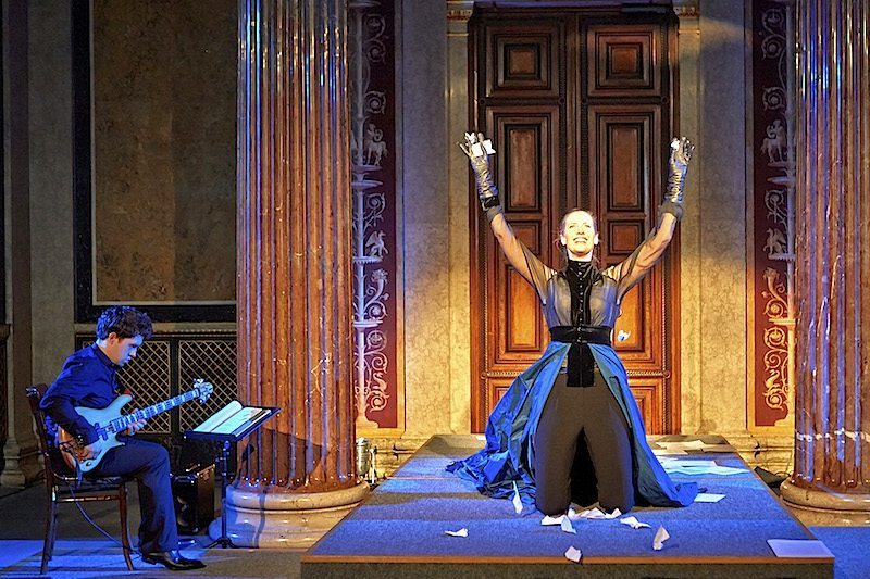 Maxi Blaha im Parlament als Berta von Suttner