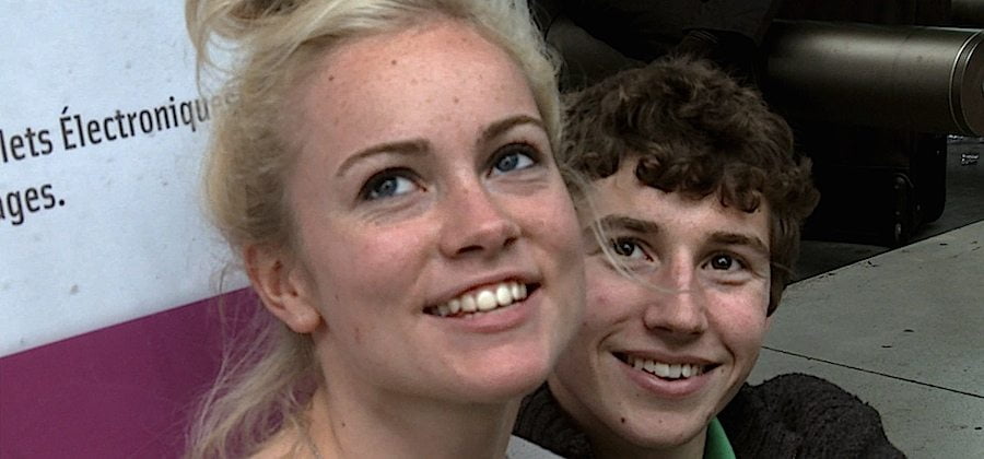 Eine blonde Frau und ein junger Mann im Film "Géographie Humaine" - Crossing Europe