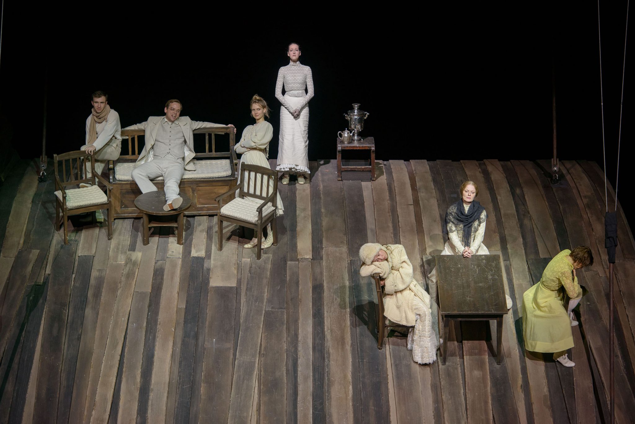 Tino Hillebrand (Pawel), Martin Vischer (Semjon), Frida-Lovis Hamann (Natalja), Sabine Haupt (Dunjetschka), Aenne Schwarz (Ljudmila), Christiane von Poelnitz (Wassa Schelesnowa), Andrea Wenzl (Anna) (c) Georg Soulek