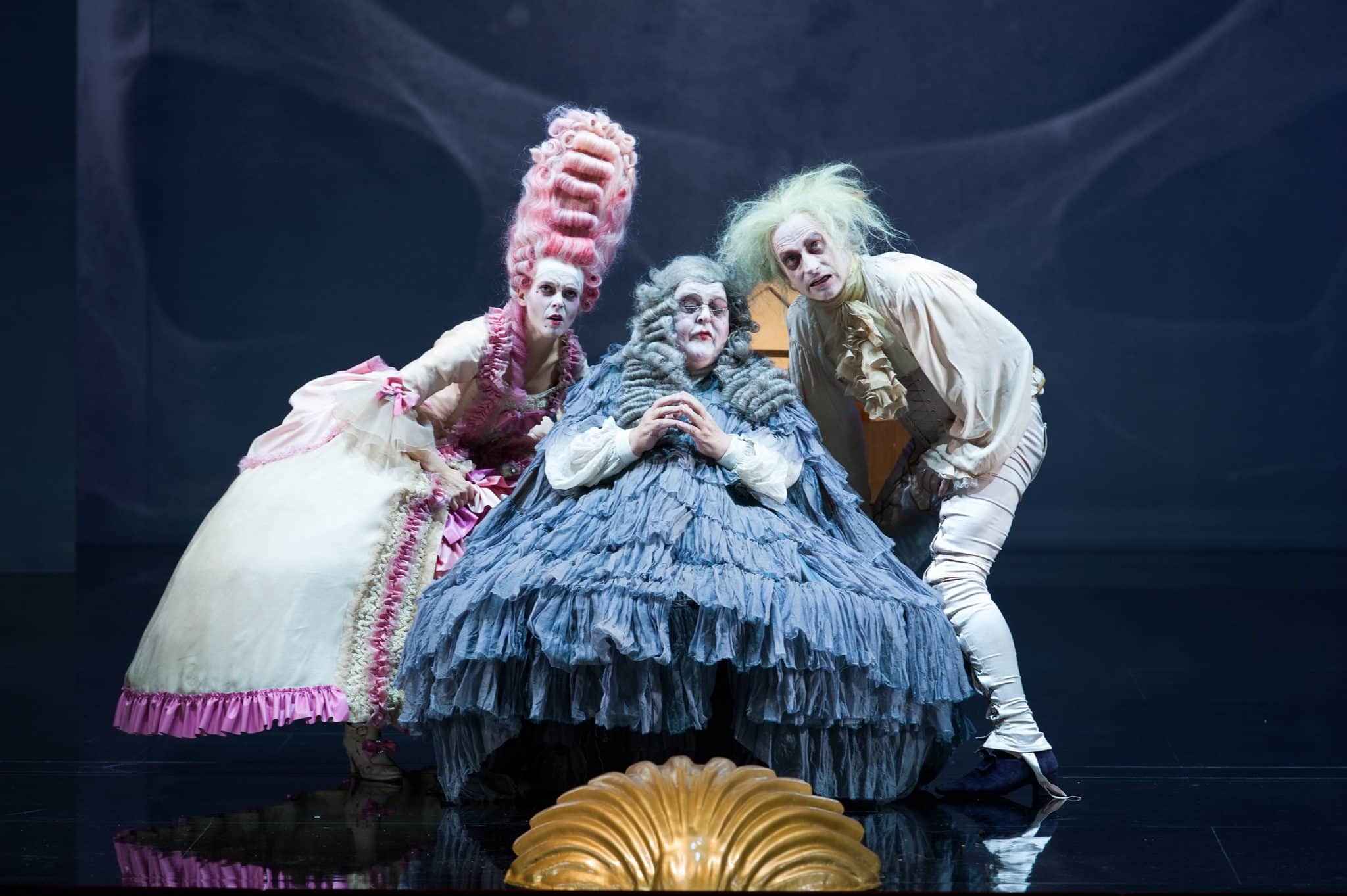 Dorothee Hartinger (Bélinde), Hermann Scheidleder (Herr de Bonnefois), Joachim Meyerhoff (Argan) (c) Reinhard Werner Burgtheater