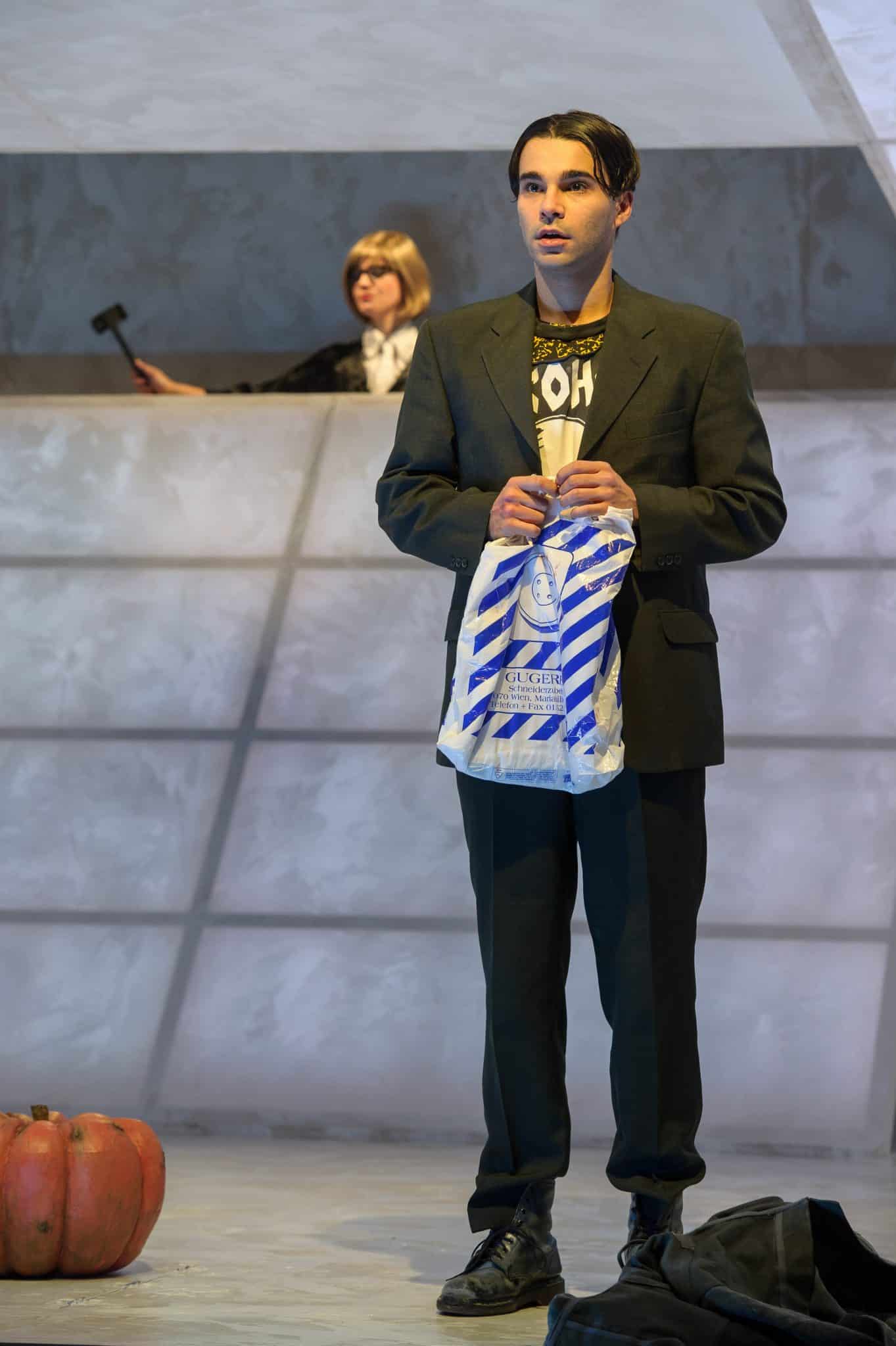 Luka Dimic als Tschick Felicitas Franz als Richterin TdJ Tschick c Rita Newman tdj 1523 rn 01