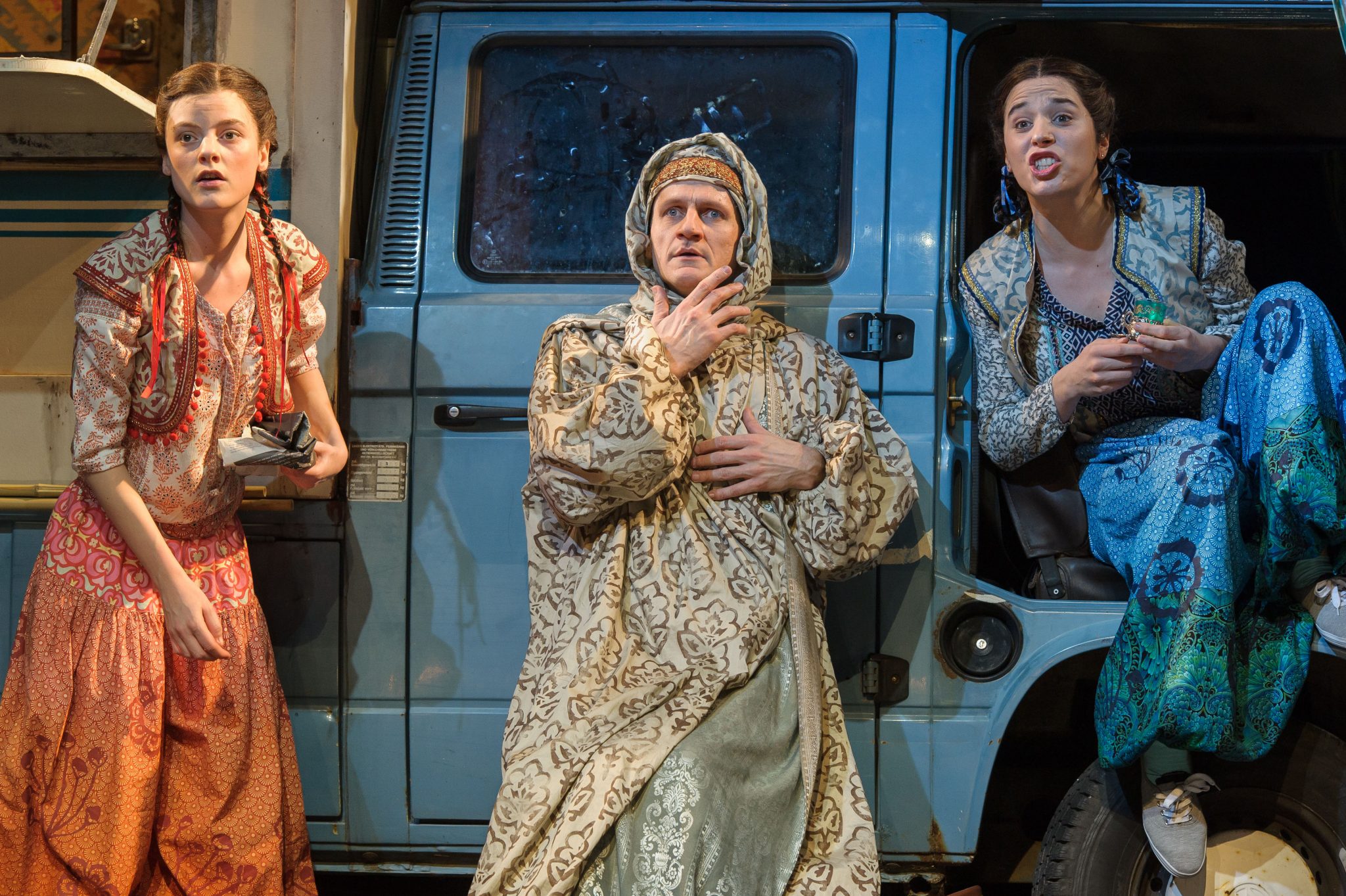 Claudia Kainberger als Mabubah Christian Graf als Dalilah Sandra Lipp als Shadiyya TDJ AutomatischePrinzessin c Rita Newman 1084 rn 2