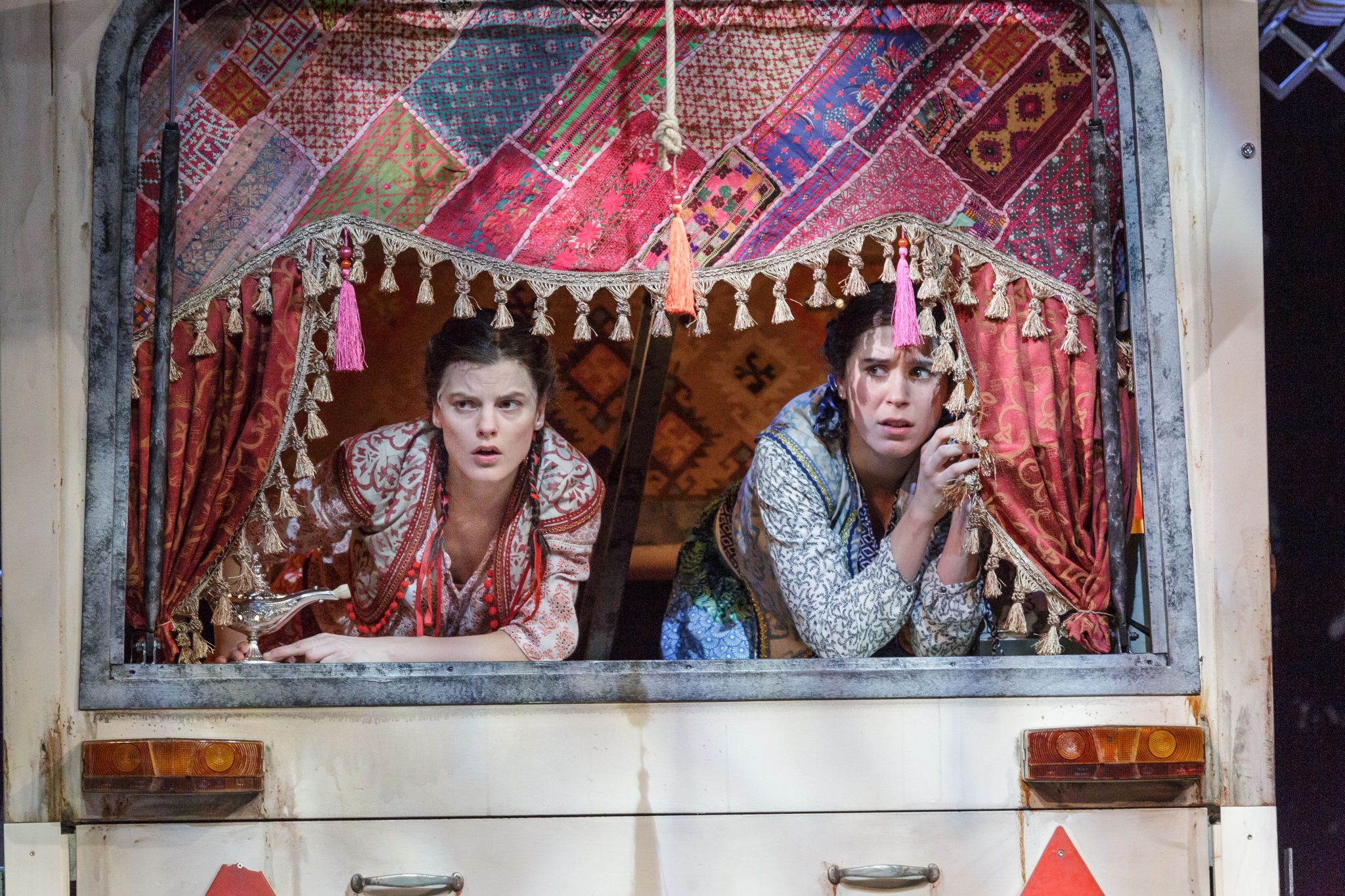 Claudia Kainberger als Mabubah Sandra Lipp als Shadiyyah TDJ AutomatischePrinzessin c Rita Newman 1429 sm 2