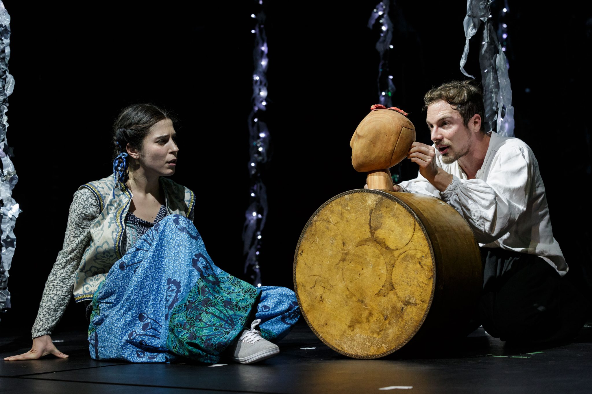 Sandra Lipp als Shadiyyah Stefan Rosenthal als Der Sprechende Kopf TDJ AutomatischePrinzessin c Rita Newman 1184 sm 2