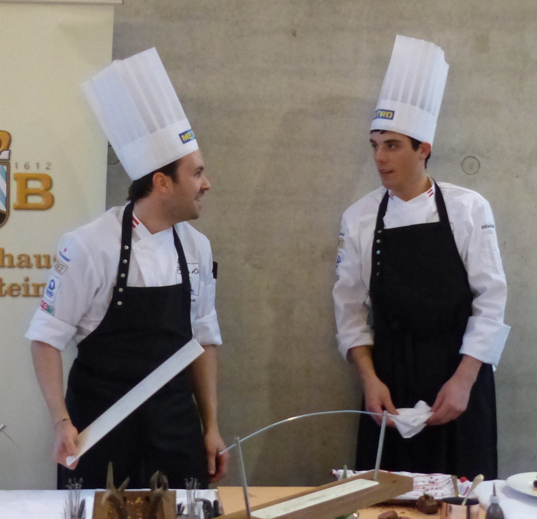 micheli und Berberich beim anrichten