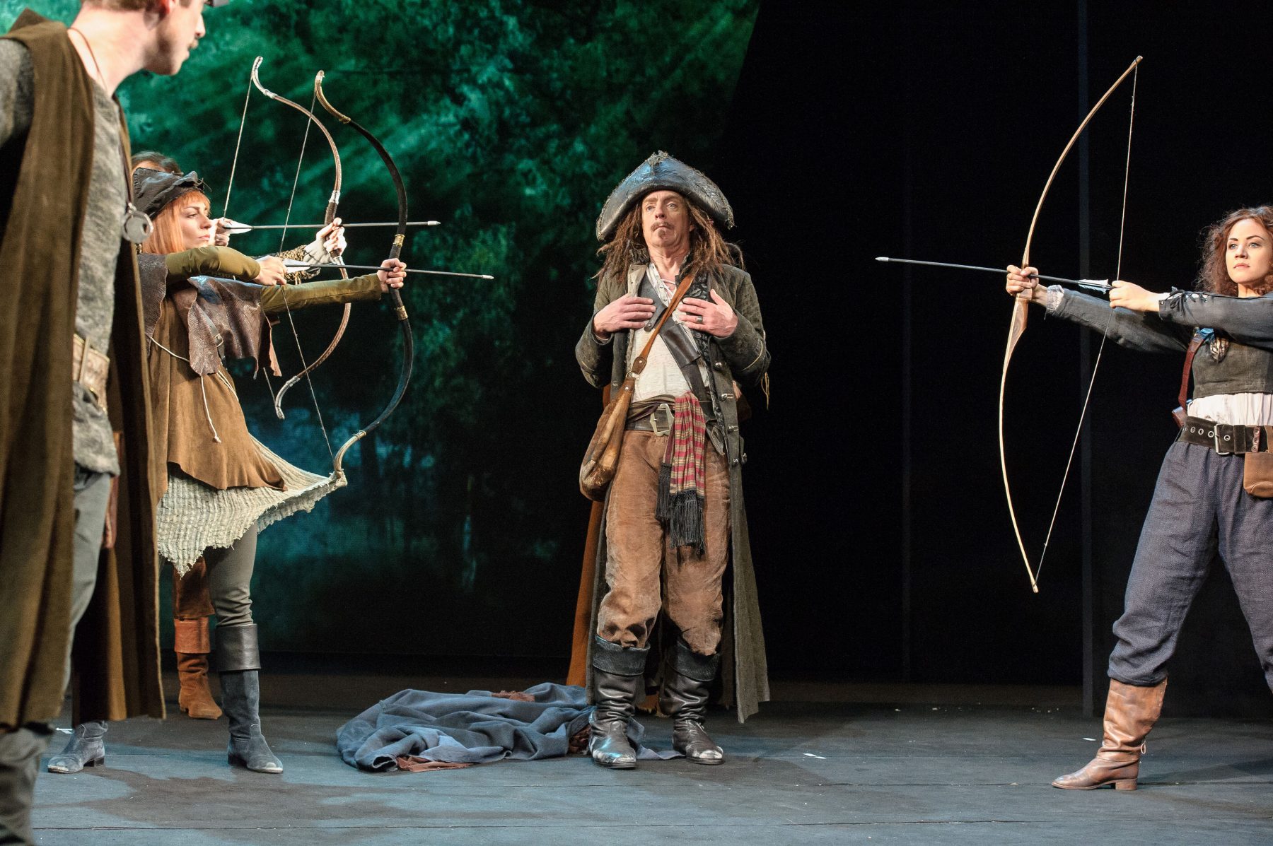 11 Jakob Elsenwenger als Robin Hood Julia Edtmeier als Bandenmitglied Robins Uwe Achilles als Captain BLOOD Felicitas Franz als Bandenmitglied Robins c Rita Newman