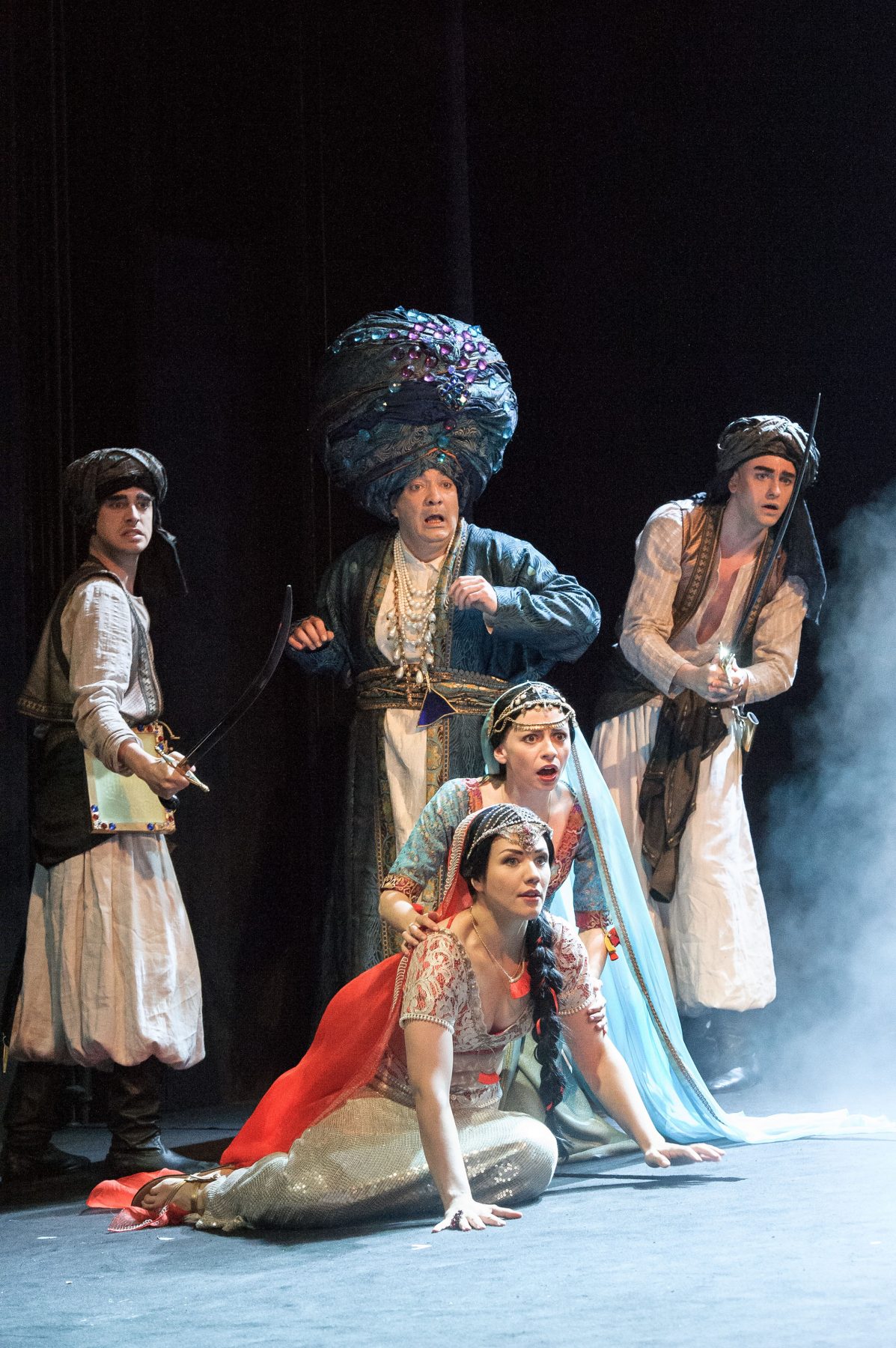 8 Jakob Elsenwenger als Diener Ashokas Frank Engelhardt als Ashoka Felicitas Franz als Shakuntala Julia Edtmeier als Sheela Florian Stohr als Diener Ashokas c Rita Newman