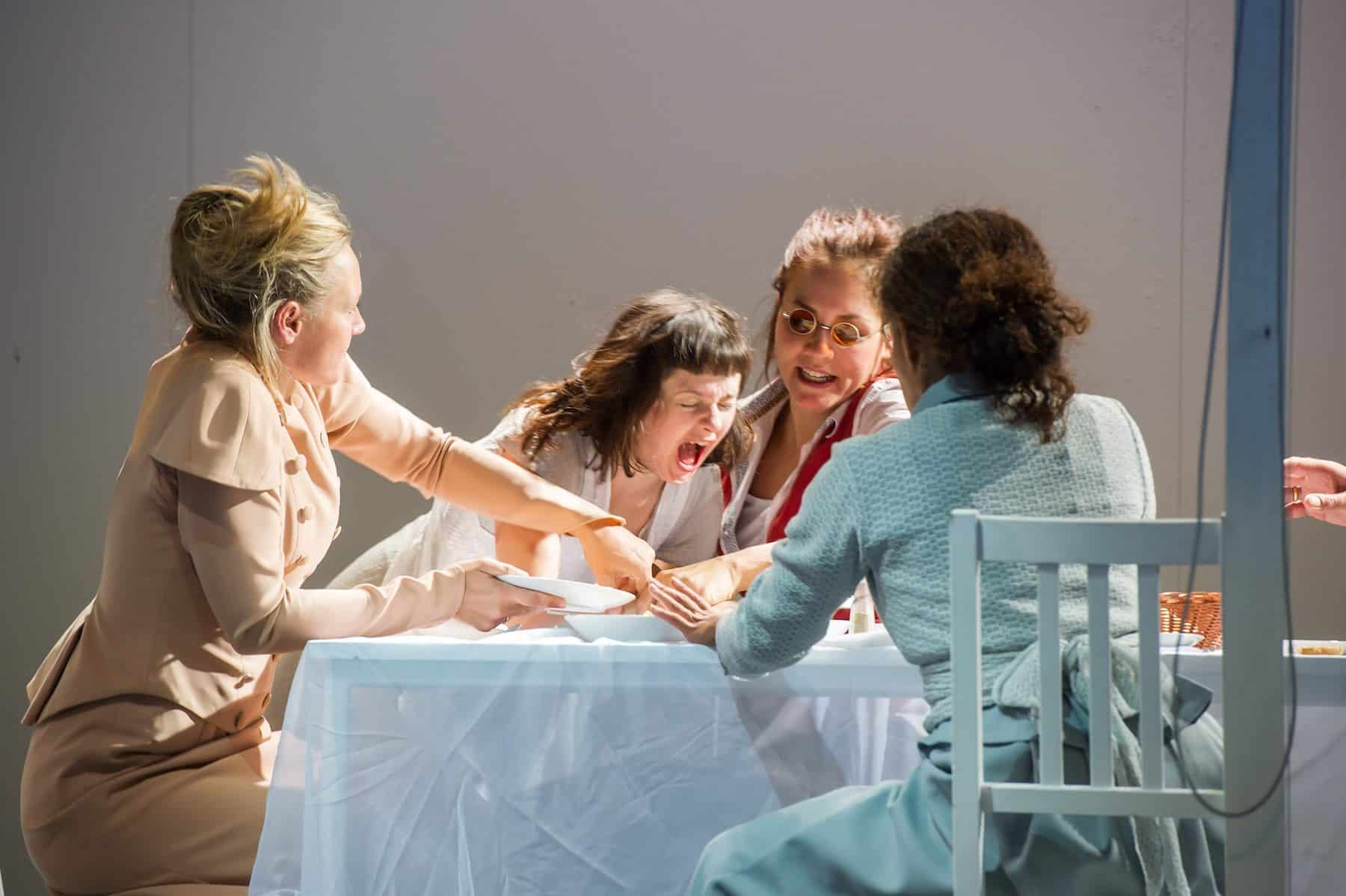 Beitragsbild tdj the miracle worker Stephanie Schreiter und Maresi Riegner und Felicitas Franz und Lynne Williams c RitaNewman 01