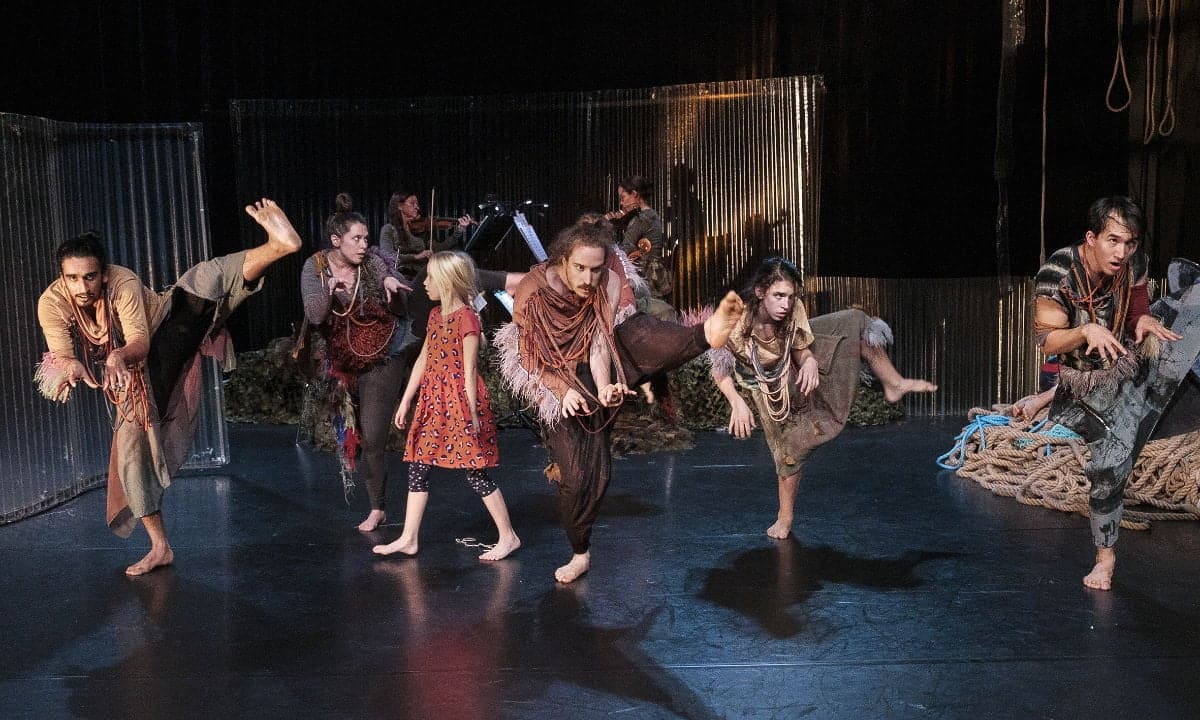 Viele Kinder und Erwachsene auf einer Bühne, ohne erkennbare, gemeinsame Choreografie, aber tanzend