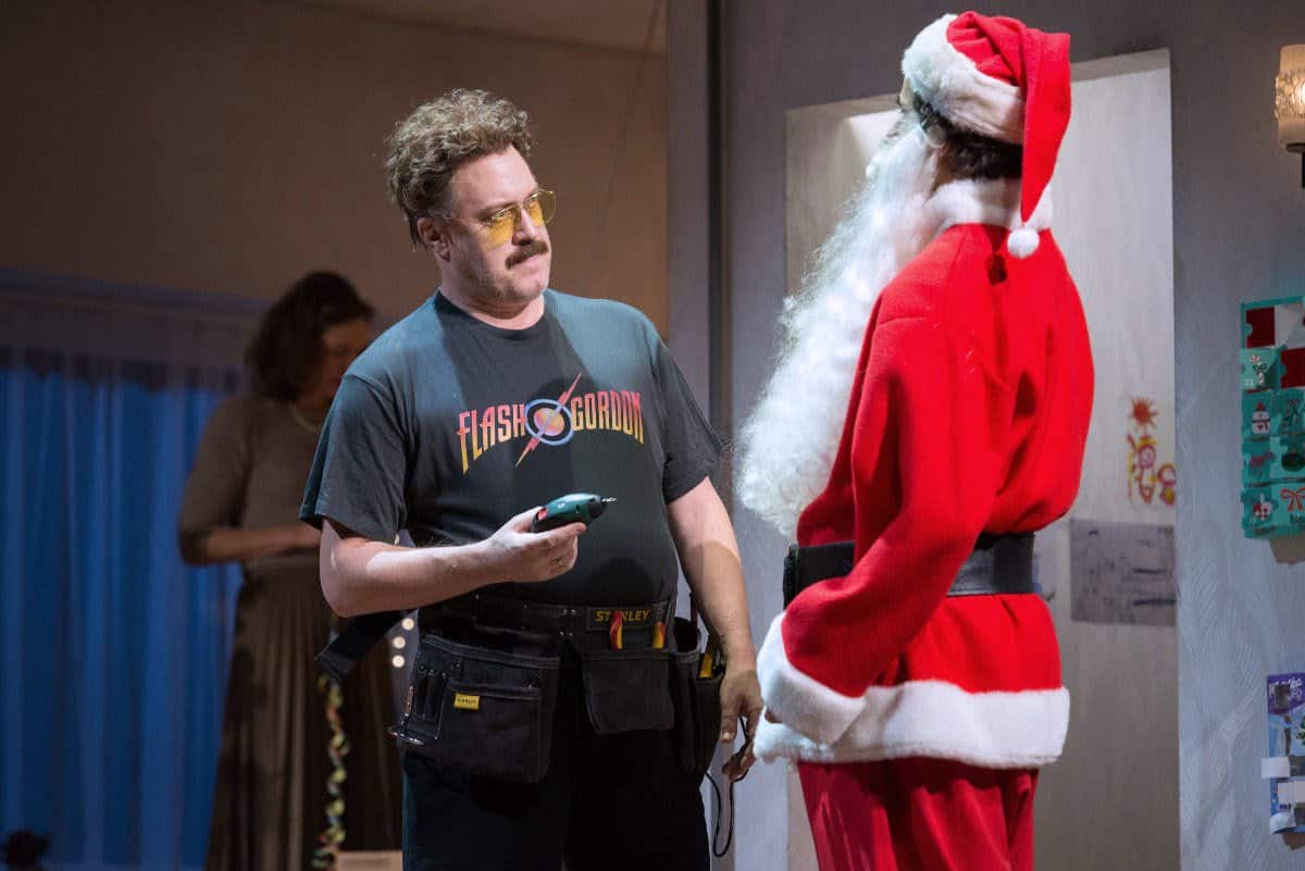 Christbaumkugeln und Gewehre