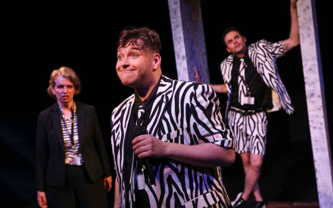 In Turbogeschwindigkeit vom Businesskostüm in den Schlabberlook