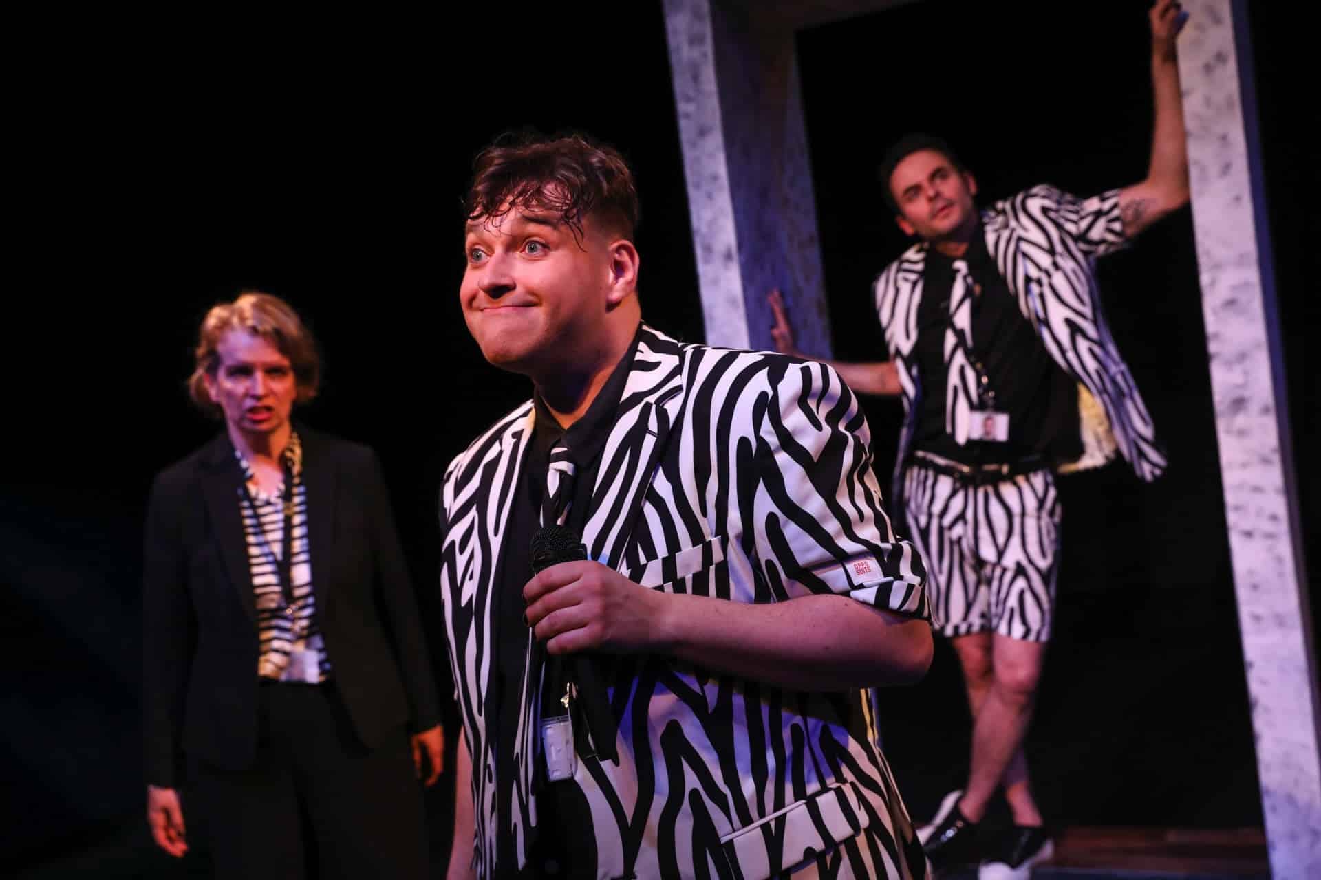 In Turbogeschwindigkeit vom Businesskostüm in den Schlabberlook