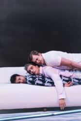 Der Zerrissene Zeljko Marovic Oliver Chomik Kaspar Simonischek 040 c Lex Karelly 1920x2880 1