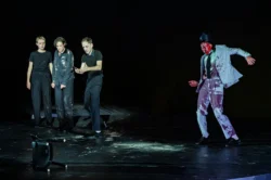 european cultural news.com HAMLET Marie Luise Stockinger Katharina Lorenz Alexander Angeletta Tim WerthscLalo Jodlbauer BURG