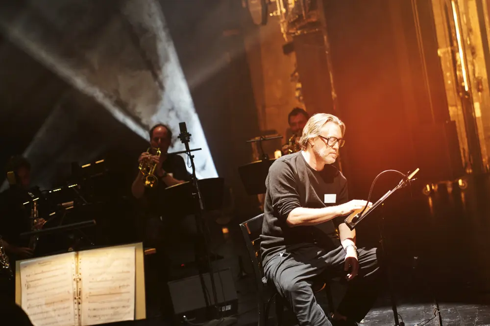 Den Burgtheaterdirektor kennt keiner! 1 Nicholoas Ofczarek & Franui im Burgtheater im Stück "Holzfällen" von Thomas Bernhard
