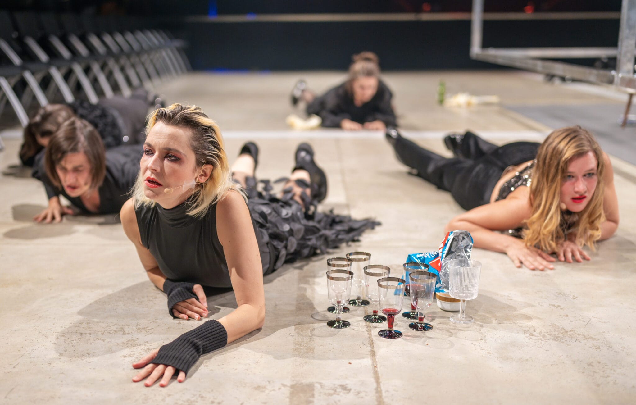 Theater im Bahnhof und Das Planetenparty Prinzip, ERBEN – Wer kriegt das Haus? (2025), Performance, Foto: steirischer herbst / Johannes Gellner