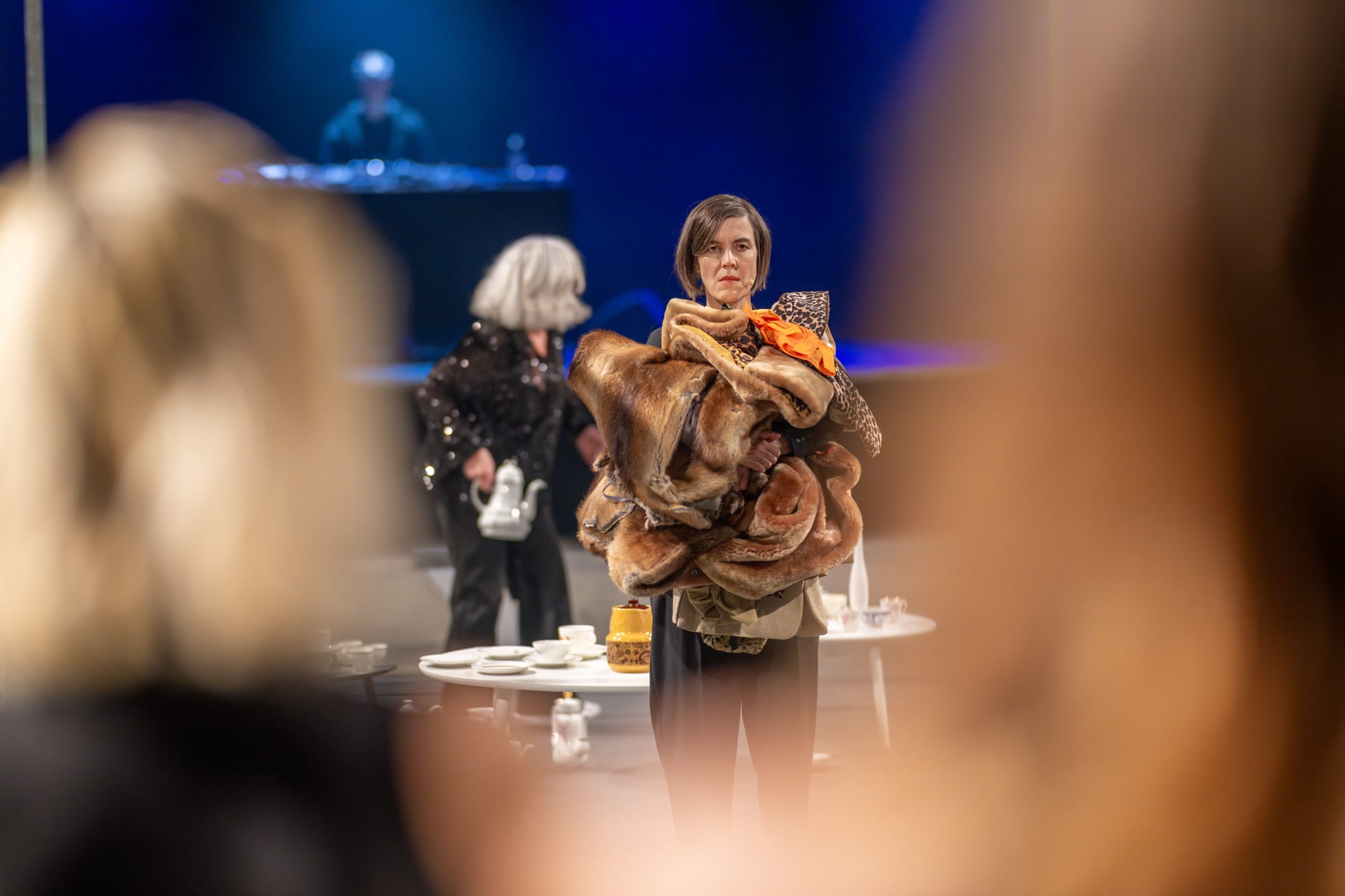 Theater im Bahnhof und Das Planetenparty Prinzip, ERBEN – Wer kriegt das Haus? (2025), Performance, Foto: steirischer herbst / Johannes Gellner
